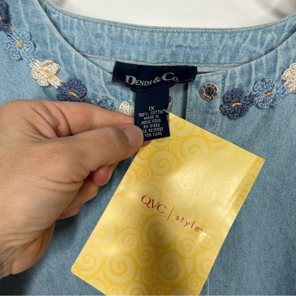 New Denim & Co Women’s Denim Button Front Blouse 1X Blue Embroidered Floral - Picture 2 of 4